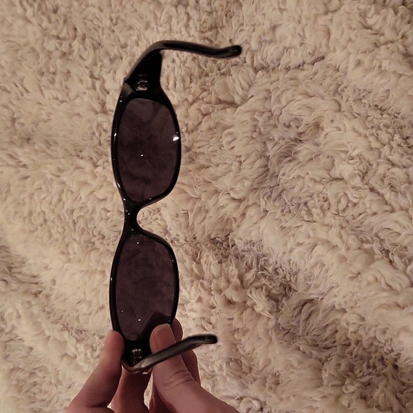 Gucci Stylish Black Sunglasses - Picture 7 of 8